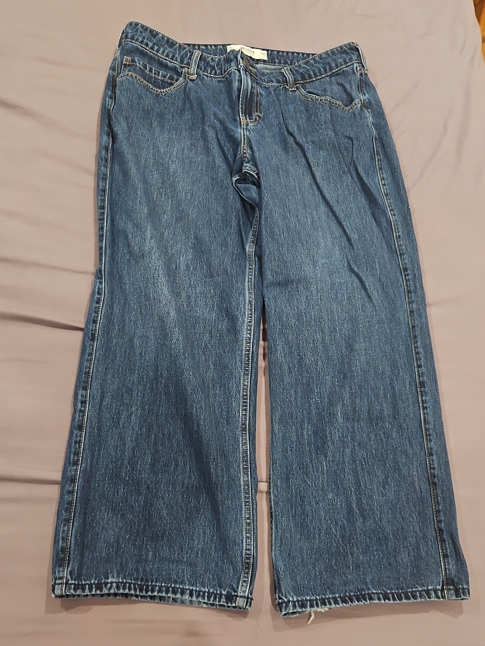 Hollister Low-Rise Baggy Denim Jeans in Medium Blue